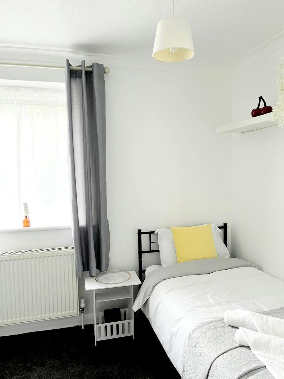 Cosy Room Stay 5 Саттон Экстерьер фото